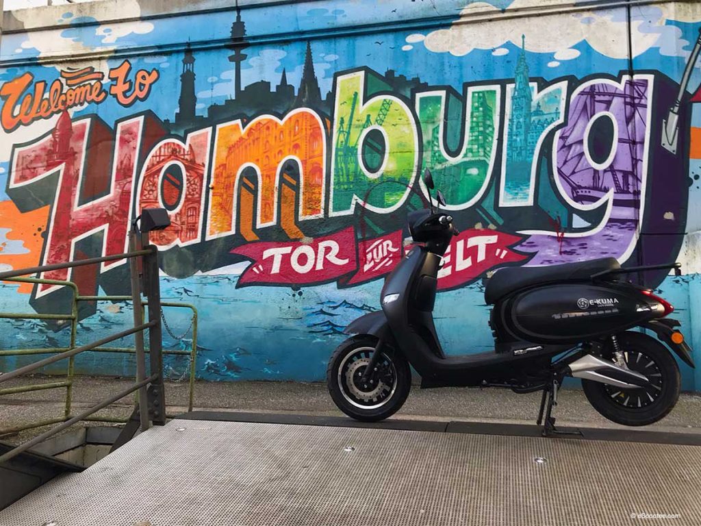 E Roller parkt vor Hamburg Grafitti