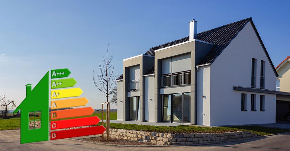 moderner Hausbau mit blauem Himmel im Frühlingsmonat mit Energieeffizienz Grafik
