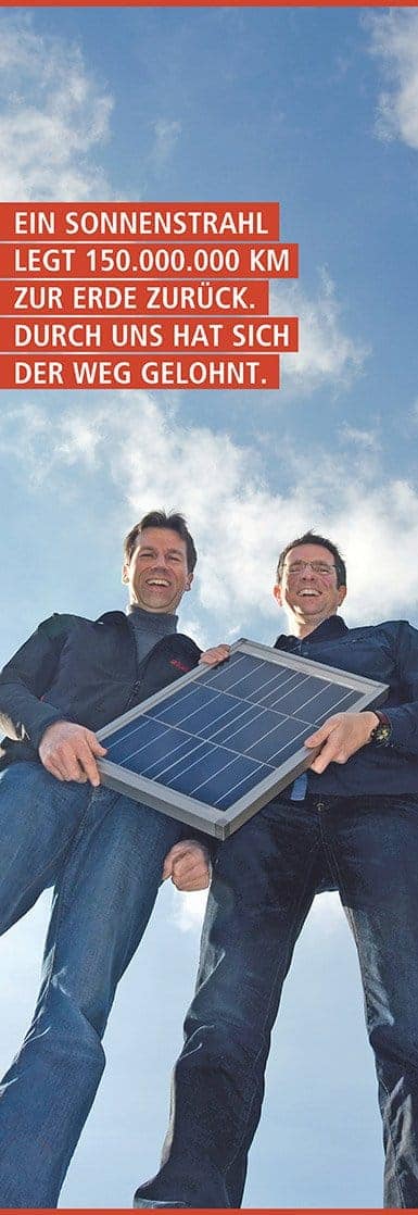 Bohlmann und Hoffmann mit Solar Panel in der Hand