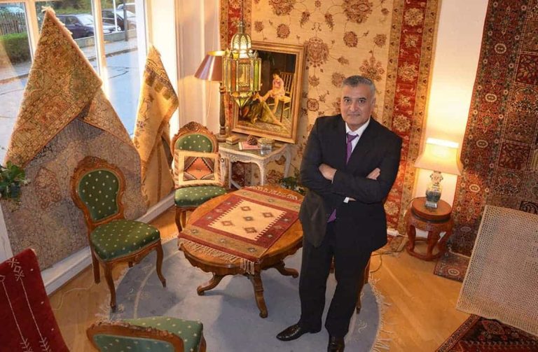Mehrdad Rakhshan Orientteppich Sachverständiger im Ladengeschäft