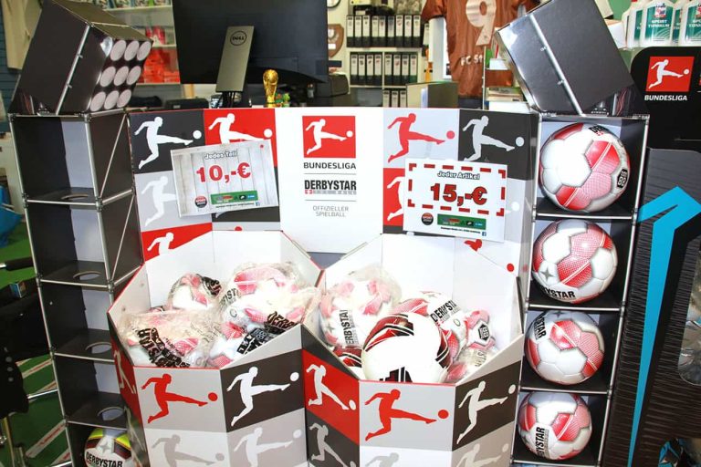 Bundesliga Fußbälle zum Verkauf im Laden