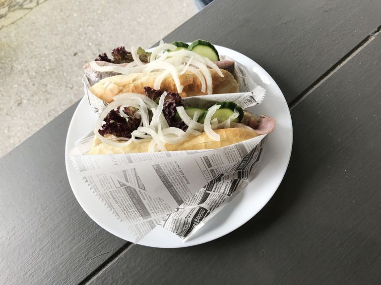 Matjesbrötchen auf weißem Teller