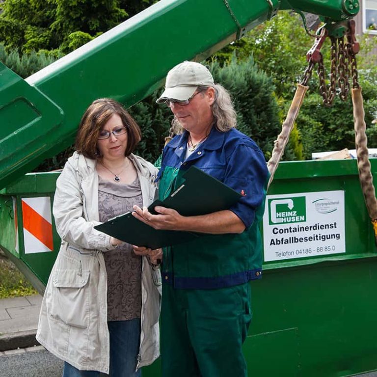 Heinz Husen Kundengespräch vor Abfallcontainer