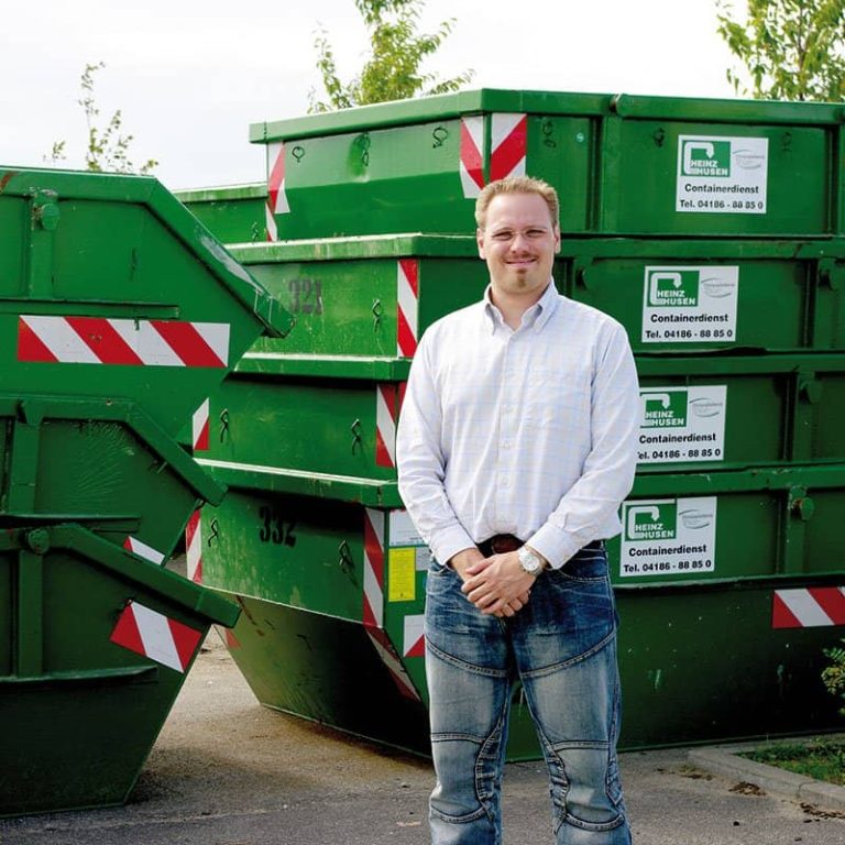 Heinz Husen Mitarbeiter vor Abfallcontainer