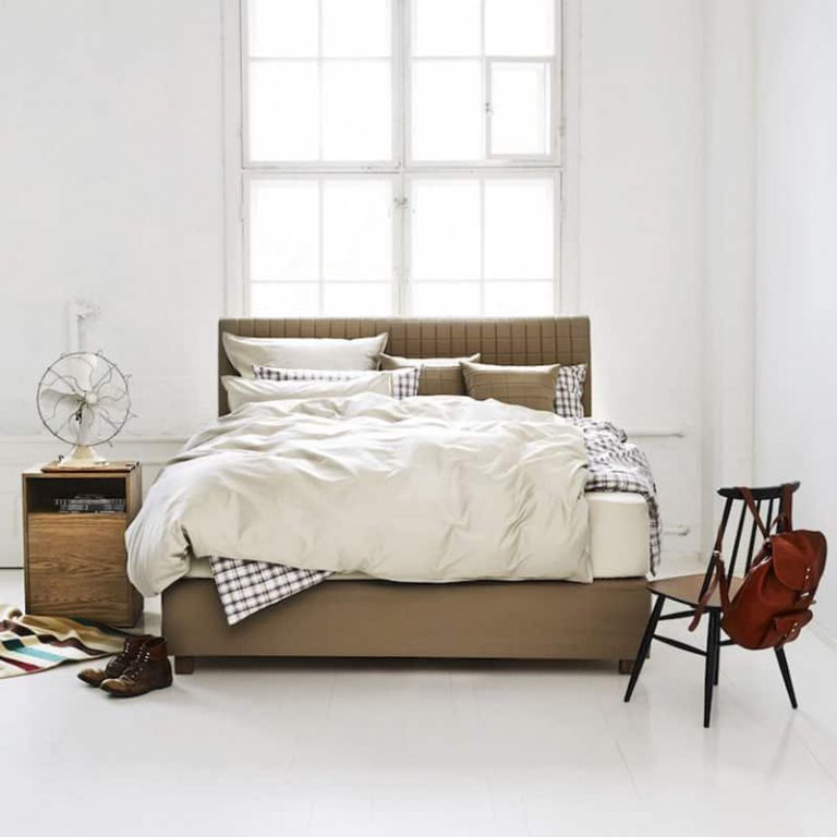 Boxsprinbett in hellem Raum